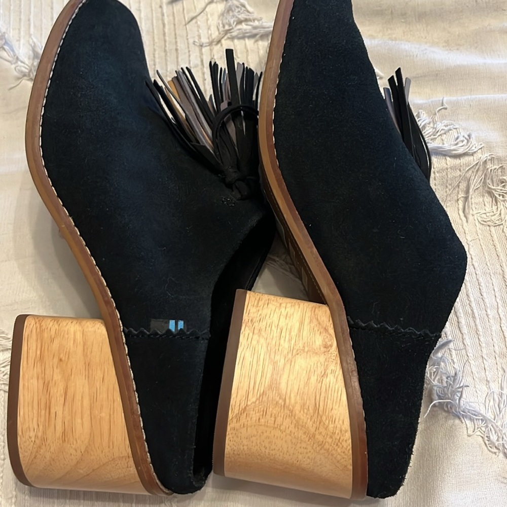 TOMS Leila black suede tassel mules size 8 LIKE NEW - Picture 9 of 10